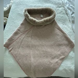 Shawl with faux fur collar